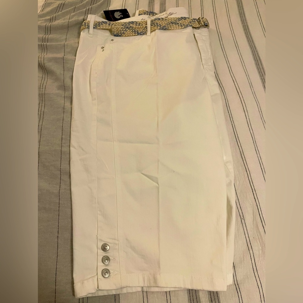 24W Gloria Vanderbilt White Skimmer Pants All-Around Slimming Effect